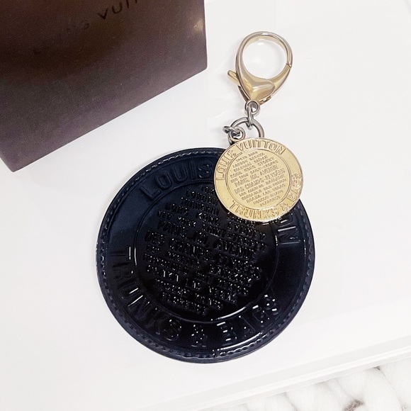 Authentic Louis Vuitton Rare Limited Edition Vernis Round Porte Cles Bag Charm - Picture 9 of 12